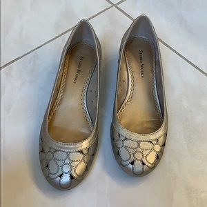 Cute shoes, low wedge. Flower cut out